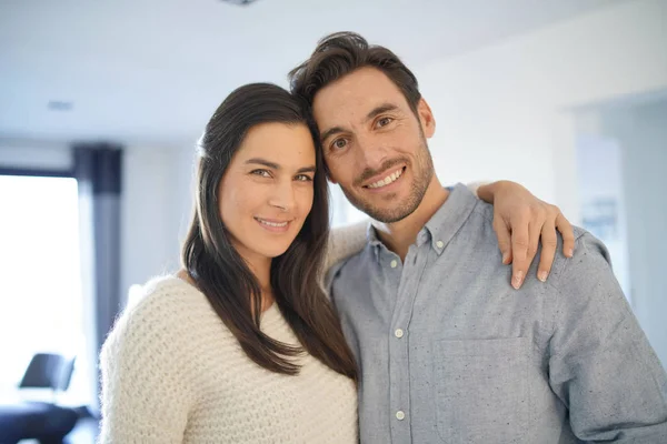 Retrato Una Hermosa Pareja Abrazándose Casa —  Fotos de Stock