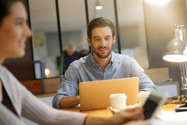 Hombre Guapo Espacio Trabajo Conjunto — Foto de Stock