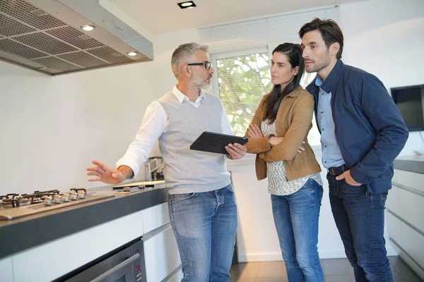 Pareja Comprar Nueva Cocina Contemporánea Sala Exposición —  Fotos de Stock