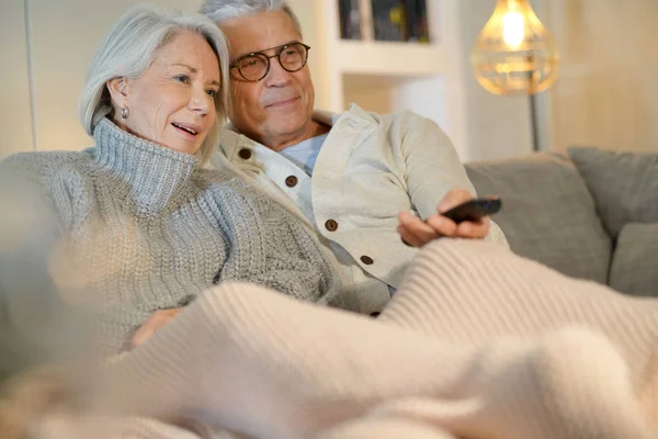 Senior Paar Fernsehen Auf Couch — Stockfoto