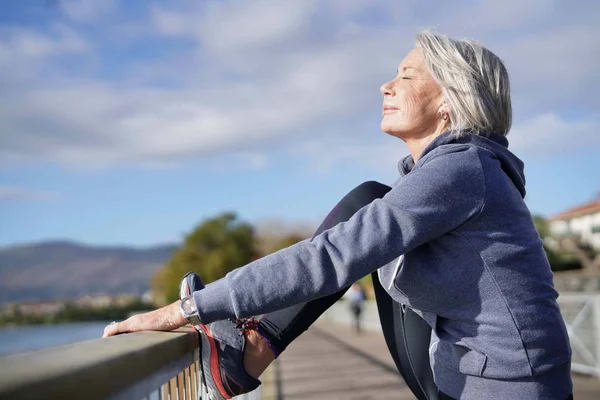 Femme Âgée Flexible Étirant Extérieur Après Jogging — Photo