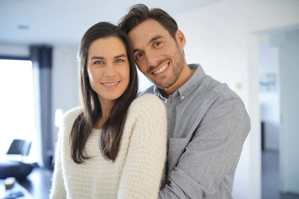 Retrato Lindo Casal Abraçando Casa — Fotografia de Stock