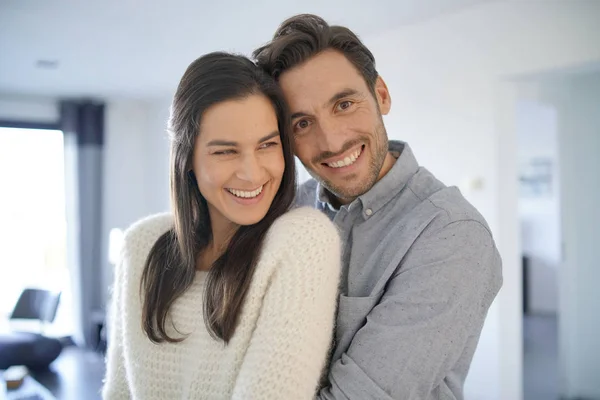 Portret Van Prachtige Paar Omarmen Thuis — Stockfoto