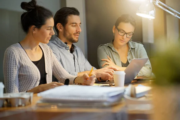 İş arkadaşları workshopping iş fikirleri modern co çalışma alanı içinde