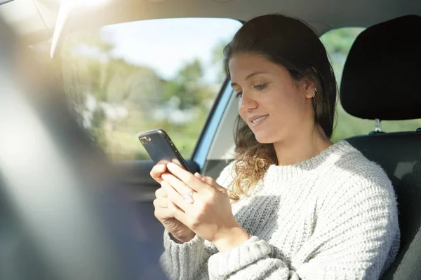 Aantrekkelijke Brunette Texting Passagiersstoel Van Auto — Stockfoto