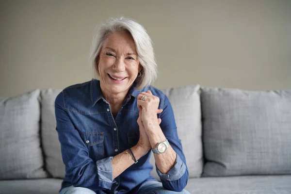 Porträtt Modern Senior Kvinna Som Skrattar Alla Denim Soffan — Stockfoto