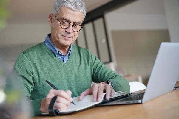 Hombre Mayor Moderno Que Trabaja Ordenador Portátil Casa — Foto de Stock