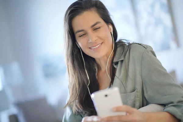 Krásná Bruneta Mluví Mobilní Telefon Sluchátky Doma — Stock fotografie