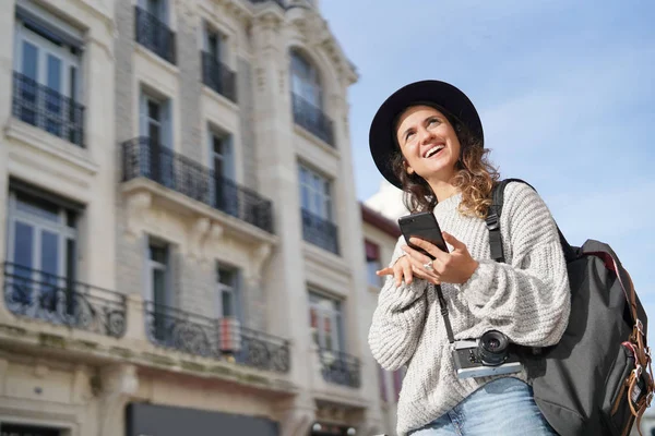 Brunette Tourist Looking Directions Cellphone City — Stock Photo, Image