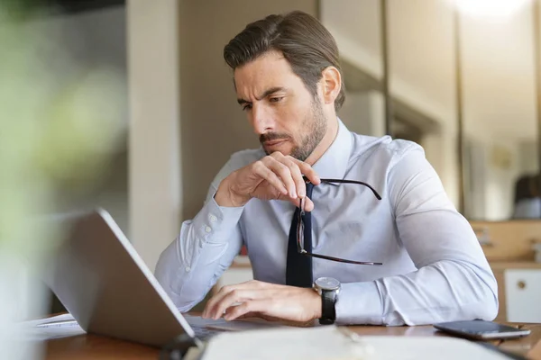 Aantrekkelijke Zakenman Zich Concentreren Laptop Kantoor — Stockfoto