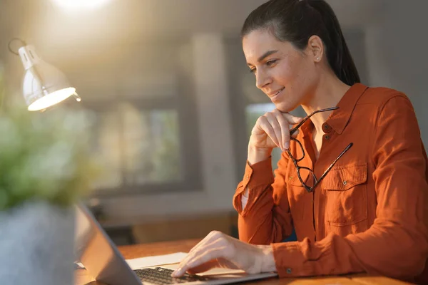 Sjokkerende Brunette Som Jobber Med Datamaskin Hjemme – stockfoto