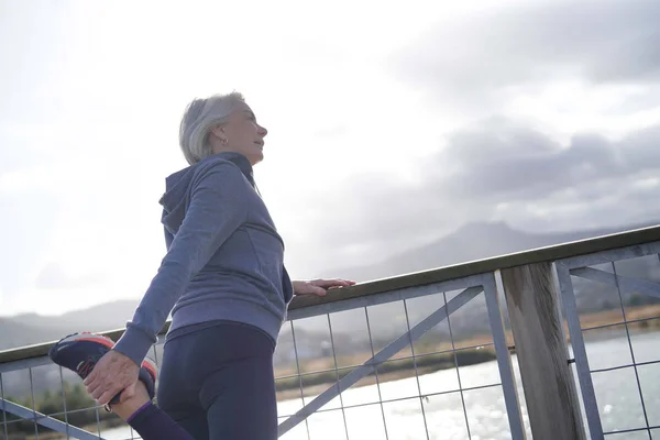 Flessibile Donna Anziana Che Estende All Aperto Dopo Corsa — Foto Stock