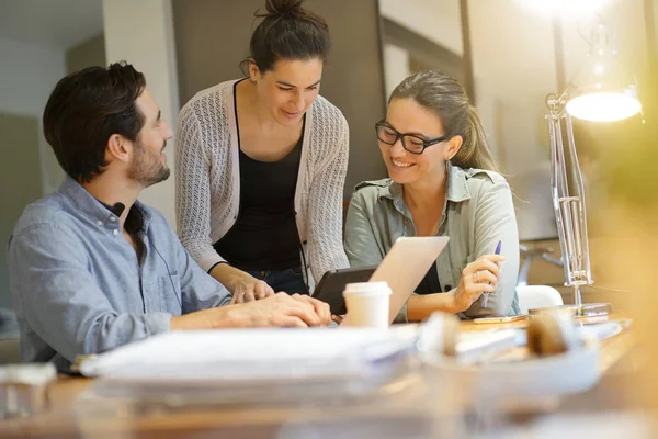 Τους Συναδέλφους Workshopping Επιχειρηματικές Ιδέες Στον Χώρο Εργασίας Στο Σύγχρονο — Φωτογραφία Αρχείου