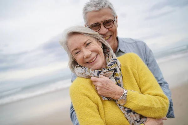 Potret Pasangan Senior Yang Menarik Dan Bersemangat Merangkul Pantai Pada — Stok Foto