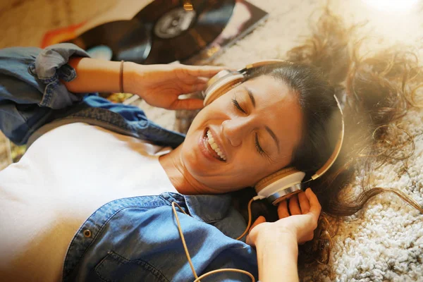 Levendige Jonge Brunette Luisteren Naar Vinylplaten Met Heaphones — Stockfoto