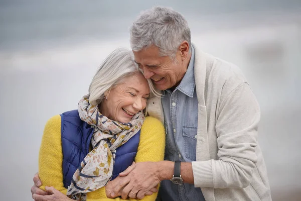 Portræt Lykkelige Senior Par Omfavne Stranden - Stock-foto