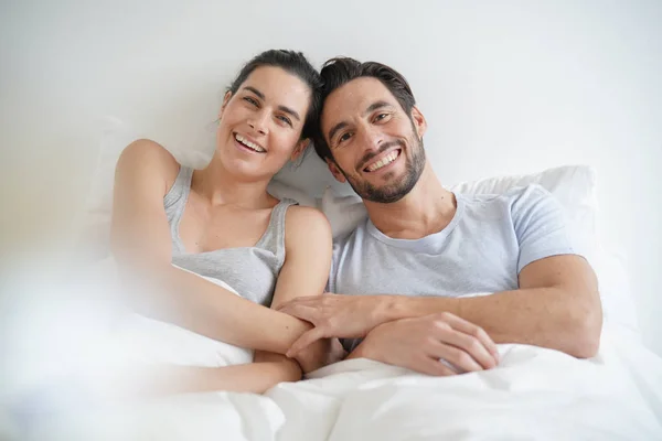 Aislado Impresionante Pareja Mirando Cámara Sonriendo Cama —  Fotos de Stock