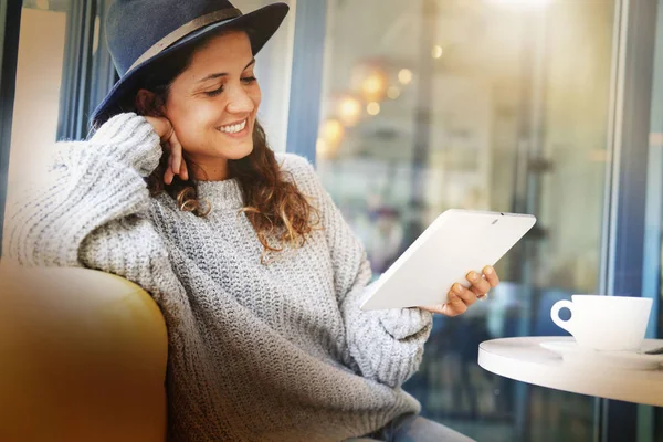 Atractiva Morena Con Tablet Cafetería Moderna — Foto de Stock