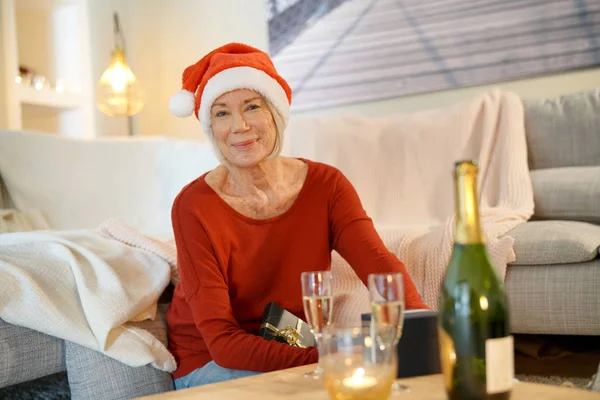 Belle Femme Âgée Santa Chapeau Avec Cadeau Maison — Photo