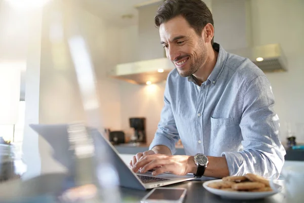 Stilig Man Med Dator Modernt Kök — Stockfoto