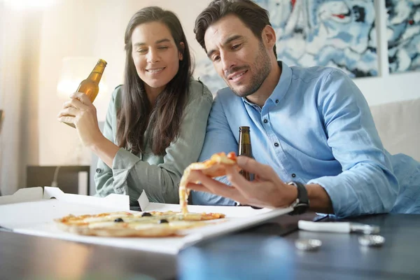 Feliz Pareja Relajada Compartiendo Una Pizza Casa — Foto de Stock