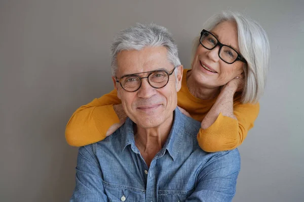 在背景上戴眼镜的轻松有趣的老夫妇的肖像 — 图库照片