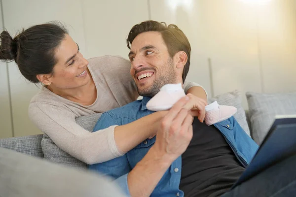 Moeder Worden Verrast Haar Man Met Gelukkig Nieuws — Stockfoto
