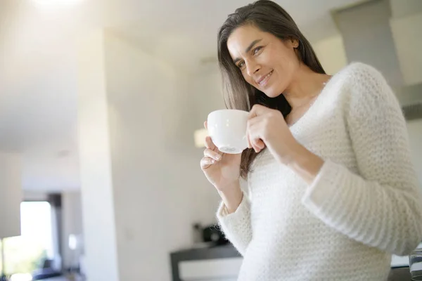 Impresionante Mujer Morena Con Taza Café Cocina Moderna — Foto de Stock