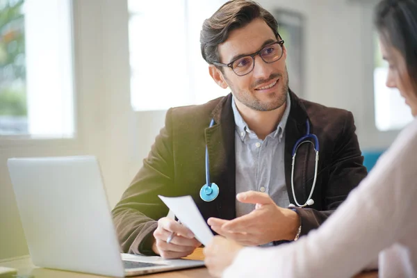 Moderno Joven Médico Hablando Con Paciente Consultorio — Foto de Stock