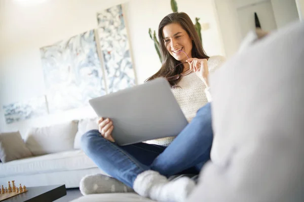 Mooie Vrouw Thuis Ontspannen Met Laptop — Stockfoto