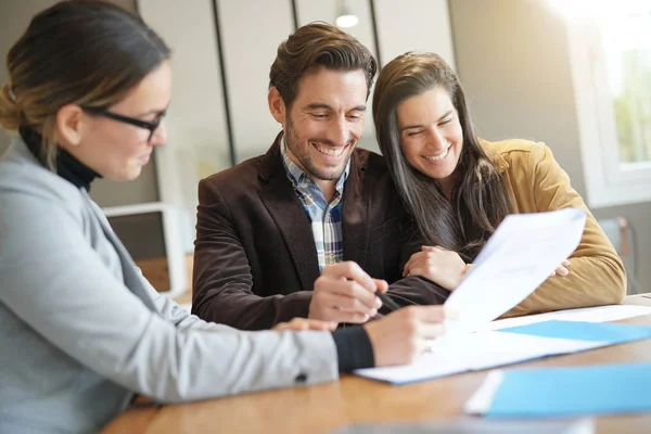 Atractiva Pareja Firmando Acuerdo Venta Con Agente Inmobiliario — Foto de Stock