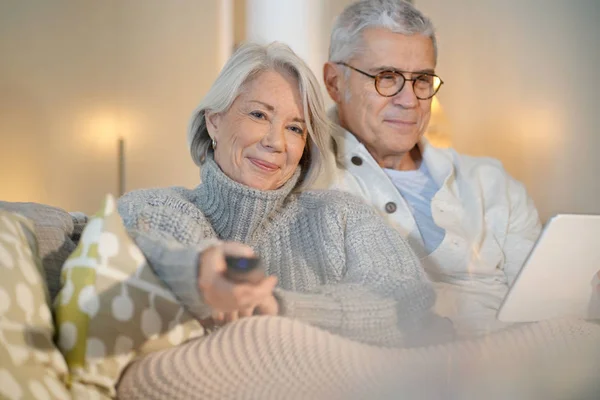 Couple Sénior Maison Détendre Sur Canapé Regarder Télévision Regarder Tablette — Photo