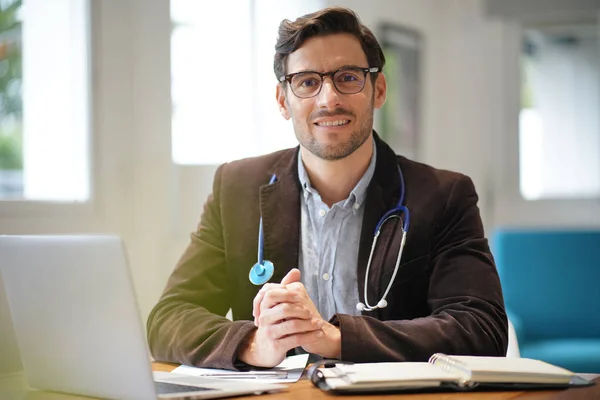 Souriant Beau Médecin Dans Bureau Travail — Photo