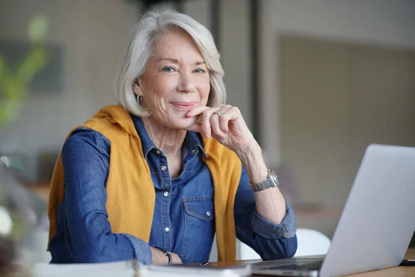 Beautiful Senior Woman Looking Pensive Home Laptop — Stock Photo, Image