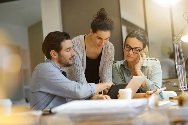 Τους Συναδέλφους Workshopping Επιχειρηματικές Ιδέες Στον Χώρο Εργασίας Στο Σύγχρονο — Φωτογραφία Αρχείου