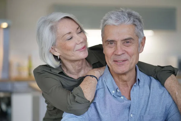 Ritratto Coppia Anziana Amorevole Casa Moderna — Foto Stock