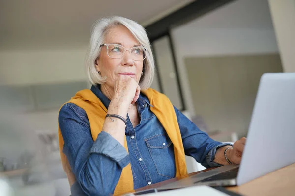 Senior Kvinna Som Arbetar Laptop Moderna Hem — Stockfoto