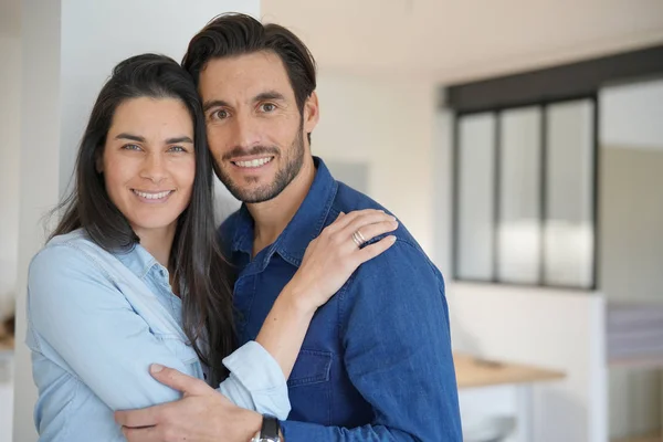 Portret Van Aantrekkelijke Verliefde Paar Hedendaagse Huis — Stockfoto