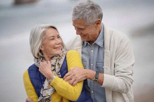 Porträt Eines Glücklichen Senioren Paares Das Sich Strand Umarmt — Stockfoto