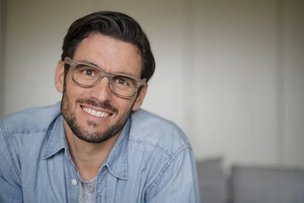 Tasarımcı Gözlüklü Rahat Yakışıklı Adam Portresi — Stok fotoğraf