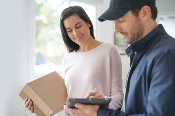 Attraktive Brünette Unterschreibt Für Paket Hause — Stockfoto