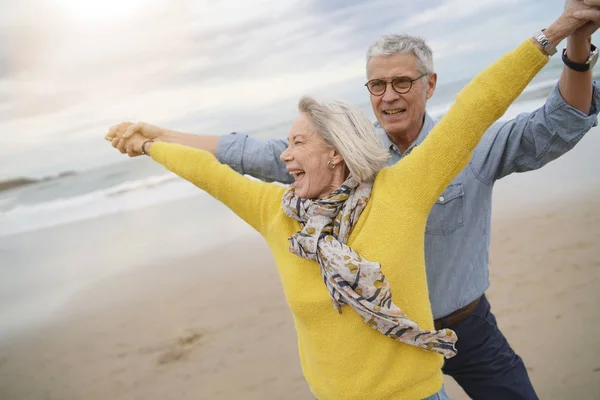 Levendige Senior Paar Samenspelen Rond Strand — Stockfoto