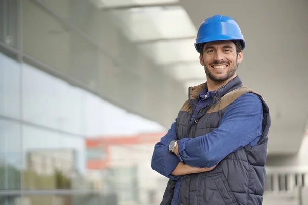 Trabajador Industrial Sonriente Hardhat Delante Edificio Moderno — Foto de Stock