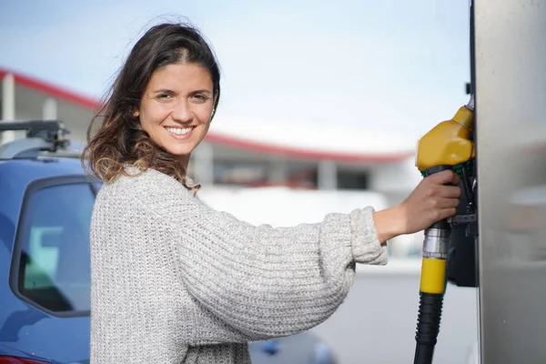 Hermosa Mujer Morena Gasolinera — Foto de Stock