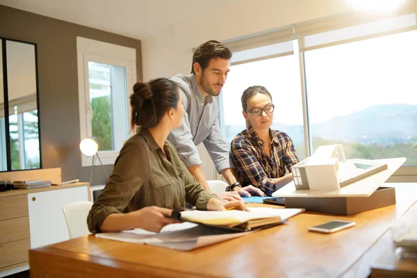 Arquitectos Mirando Sobre Proyecto Para Diseño Moderno Casa —  Fotos de Stock