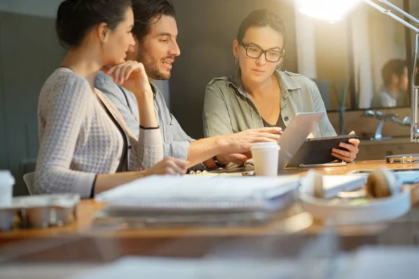 Kollegaer Som Arbeider Med Forretningsideer Moderne Arbeidsområder – stockfoto