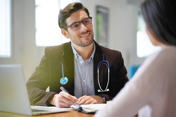 Moderno Joven Médico Hablando Con Paciente Consultorio — Foto de Stock