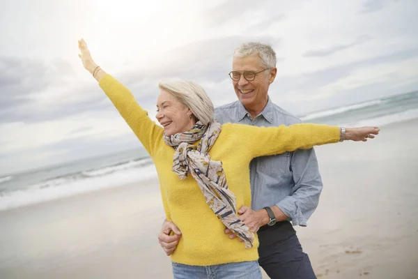 Lebendiges Senioren Paar Spielt Gemeinsam Strand Herum — Stockfoto