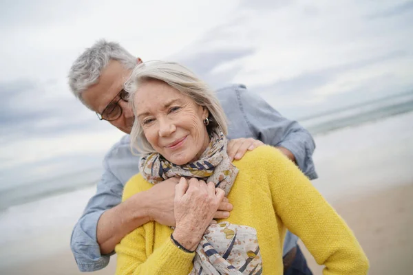 Retrato Atractiva Pareja Ancianos Vibrantes Abrazándose Playa Otoño —  Fotos de Stock