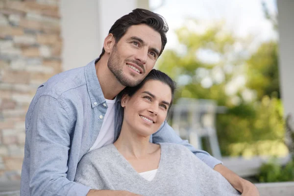 Retrato Casal Muito Atraente Sorrindo Fora Casa Moderna — Fotografia de Stock